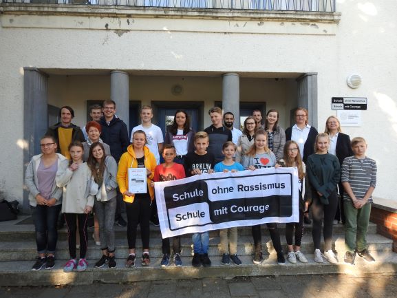 Foto der Schülerinnen und Schüler mit dem Banner Schule ohne Rassismus Schule mit Courage